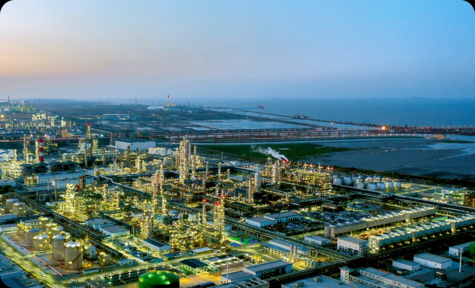 鸿运国际“三位一体”AI巡检天团落地镇海炼化“巨无霸”罐区